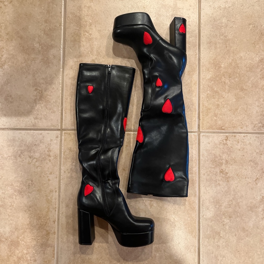 Moda Black and Red Platform Heeled Boots with Floral Design - Picture 2 of 6